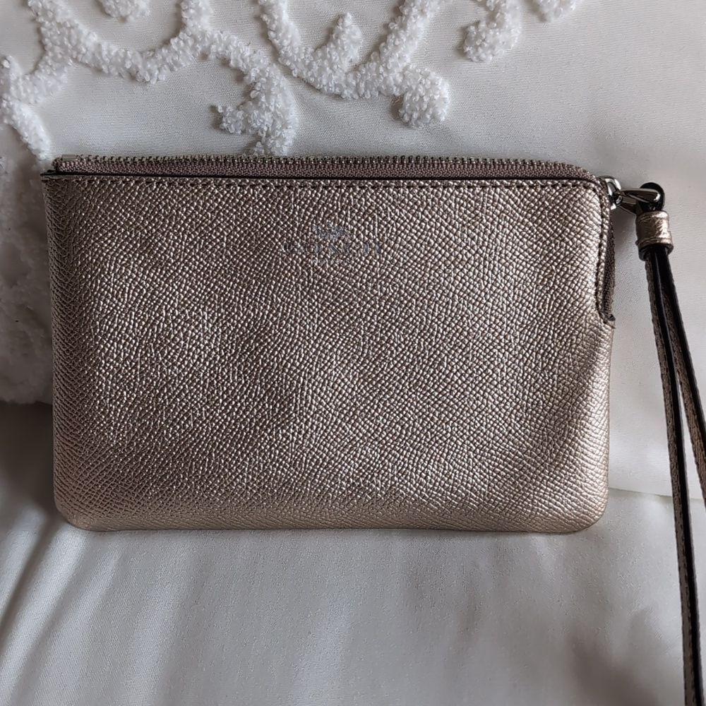 COACH Corner Zip Wristlet Metallic crossgrain leather RARE color- Rose Gold - Picture 4 of 17